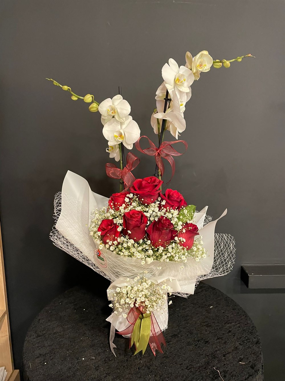 Beyaz Orkide ve Kırmızı Güller