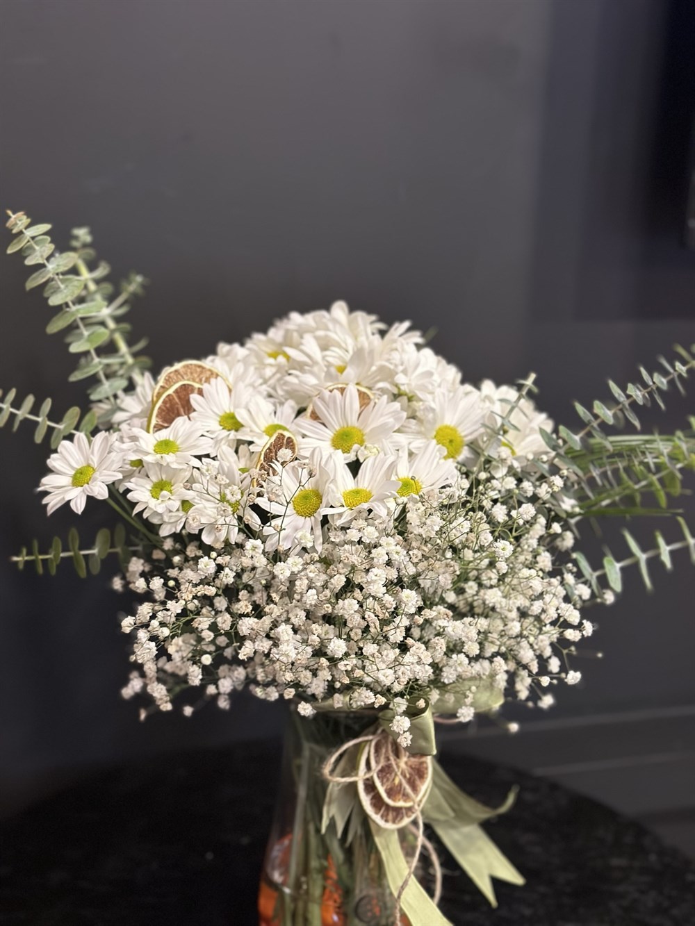 Vazoda Beyaz Papatyalar