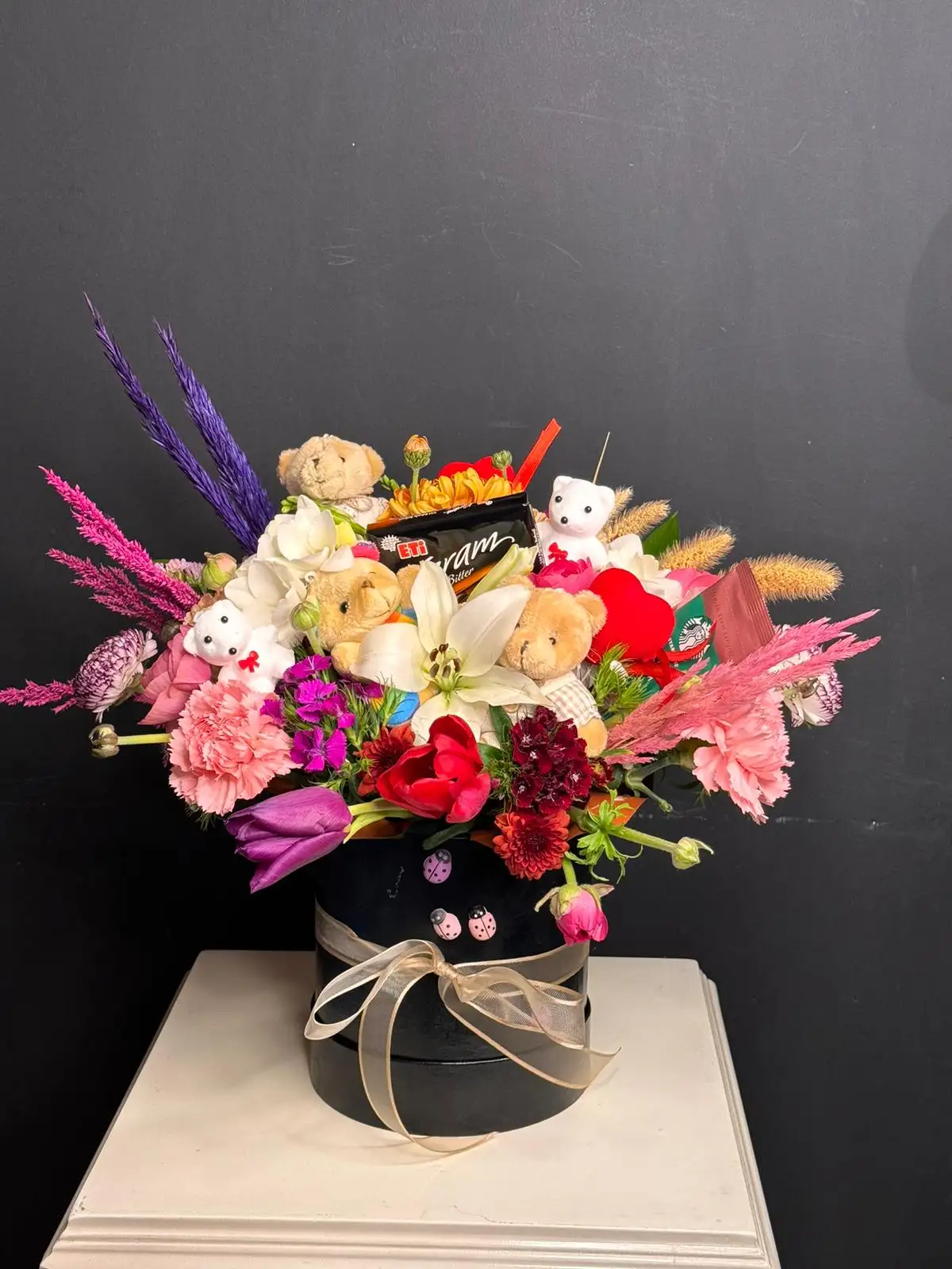 Kutu da Çiçek, Çikolata ve Ayıcıklar 