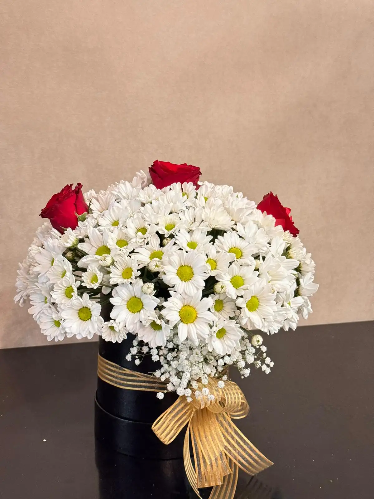 Beyaz papatya ve Güller