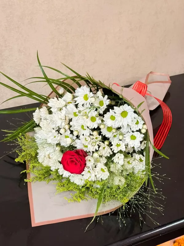 Beyaz Papatlar İçerisinde Tek Gül 